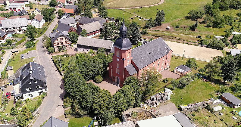 Kirche Ortmannsdorf mit Pfarrhaus